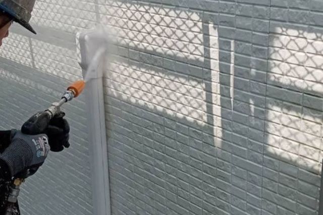 岡山県岡山市中区N様邸　外壁塗装・付帯部塗装・基礎塗装・コーキング工事の画像1